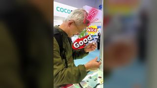 يصعد الفني المخضرم إلى المسرح ويخلع نظارة القراءة لإجراء التقييم.